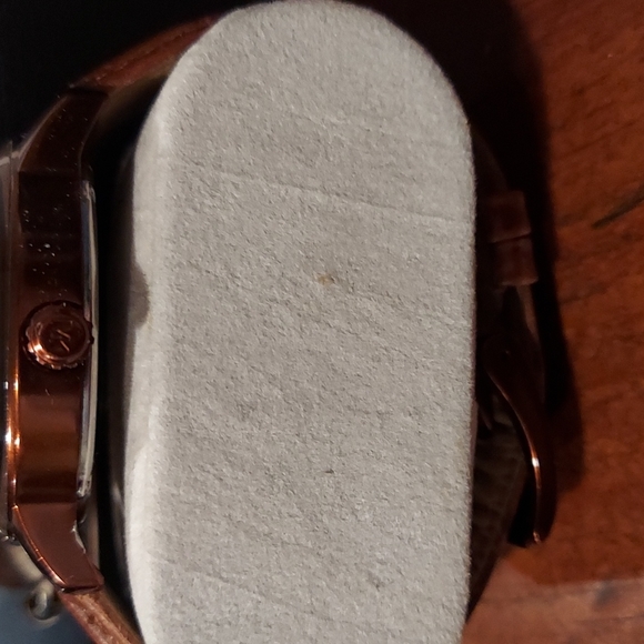 MK 2457 - Picture 2 of 3